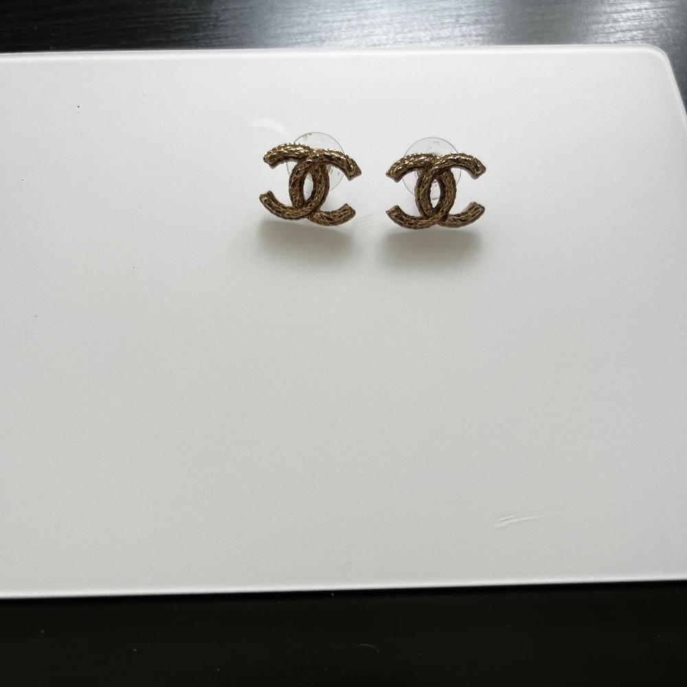 Chanel CC Logo earrings gold